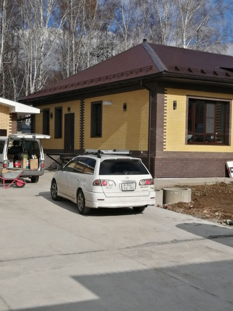 Фасад дома из кирпича «Шоколад» и «Желтый»